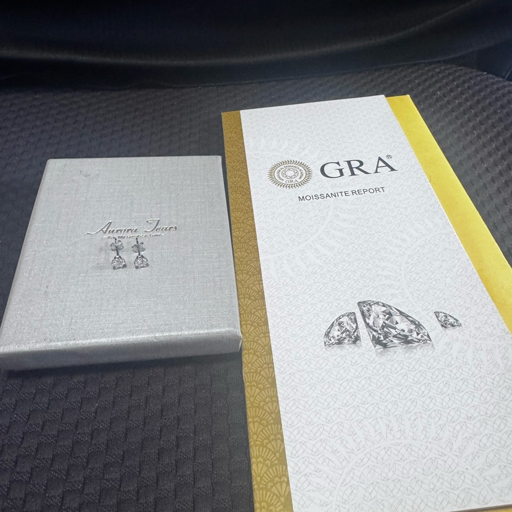 Silver 925 stud earrings with GRA Moissanite Report